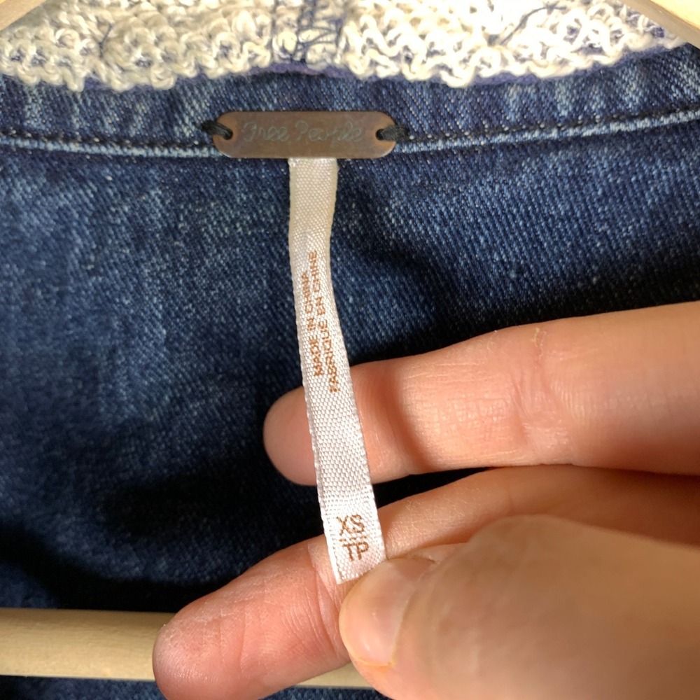 Free People Denim Cropped Jacket XS Hoodie Distressed‎ - Picture 5 of 14